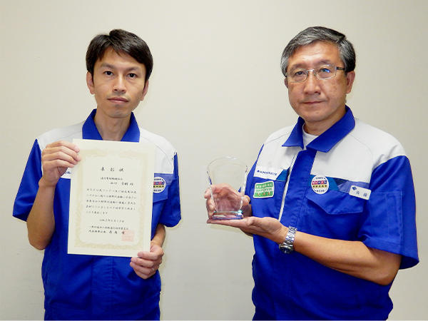 TTC功労賞を受賞した山口秀樹（写真左）と、TTC理事の光通信研究所　齋藤所長（写真右）