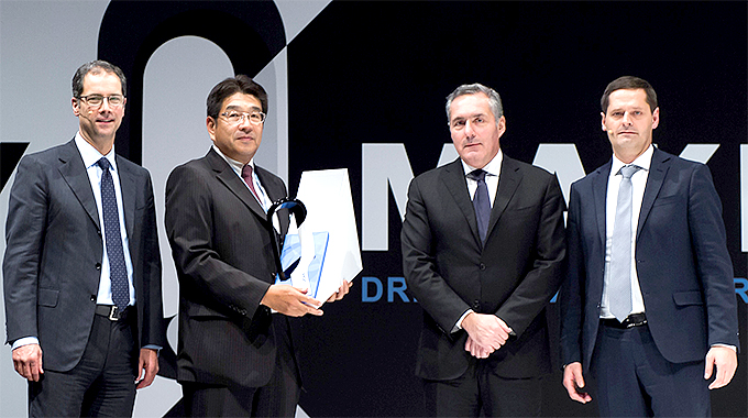 授賞式の様子：ソーズ・カビンド社の遠藤社長（写真左から2人目）、フィアットクライスラー社　アルタビッラ欧州総責任者（右から2人目）
