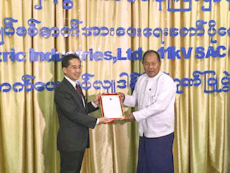(右)MESC副会長Mr. Toe Aung様、(左)当社執行役員　柴田泰行