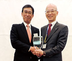左：当社執行役員 森谷 守 右：ボルグワーナー・モールスシステムズ・ジャパン（株） 松居代表取締役社長