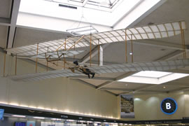 ライト兄弟が初飛行で使用した飛行機模型（空港