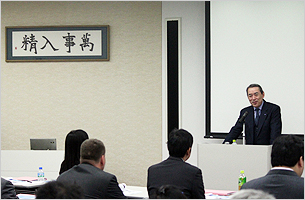 社長の講義を受けている様子