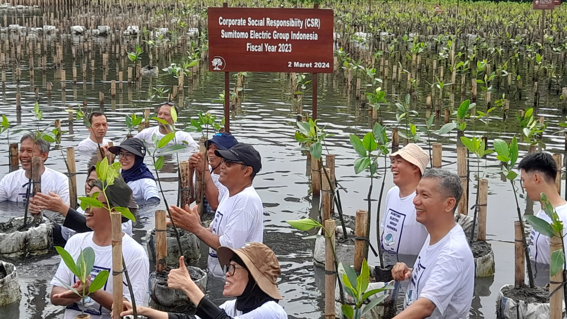 植林活動に参加した社員
