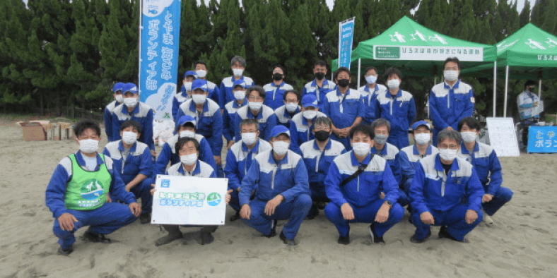 株式会社アライドマテリアル富山製作所での、とやま海ごみボランティア部の海岸清掃活動の様子