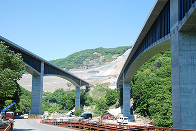 完成間近の安威川橋（写真提供：三井住友建設（株））