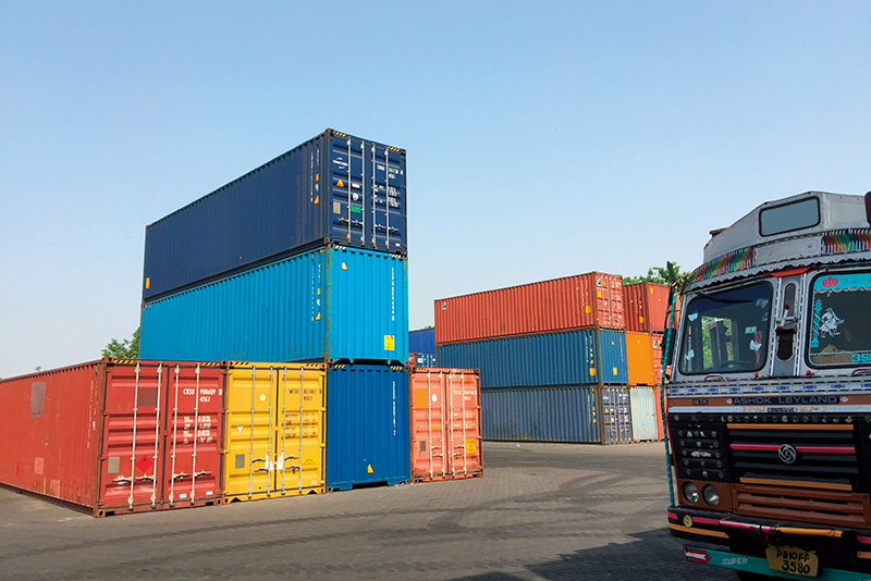 ICD（Inland Container Depot：内陸の外交貿易用荷渡し場所)の様子。貿易貨物はここに集荷し、通関後、コンテナに積載しトラックや貨物列車で輸送されてゆく（デリー近郊）